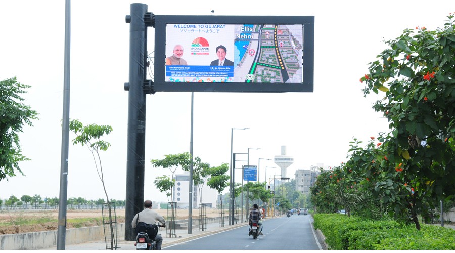Creative DOOH screen advertising in urban India using dynamic visuals, interactive content, and data-driven messaging to boost audience engagement.