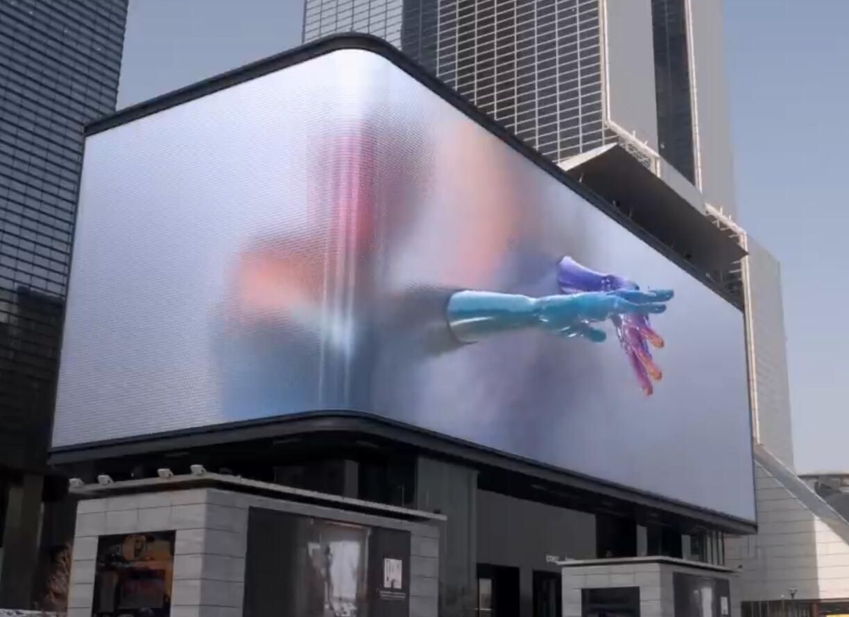Comparison of a traditional LED billboard and a 3D anamorphic display showing a car emerging from the screen.