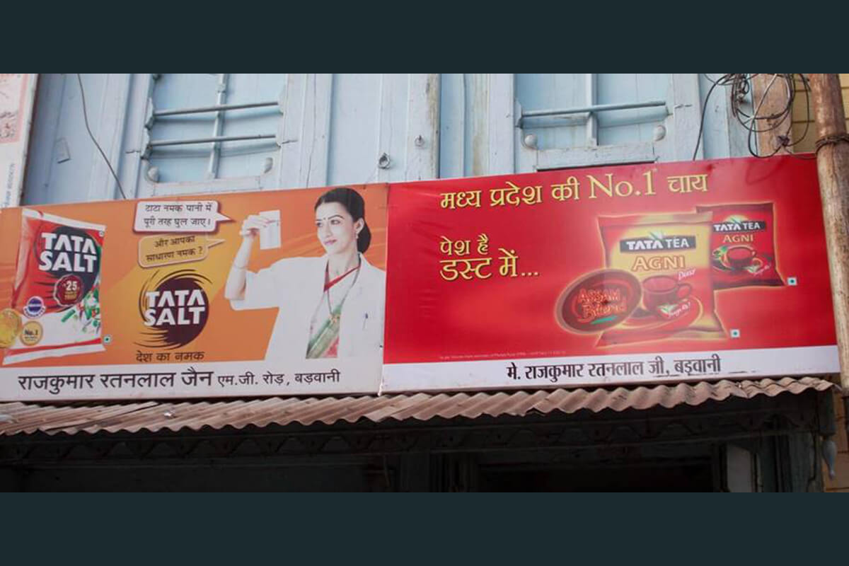 Common dealer board advertising mistakes in India, including cluttered design, poor placement, inconsistent branding, and unclear messaging.