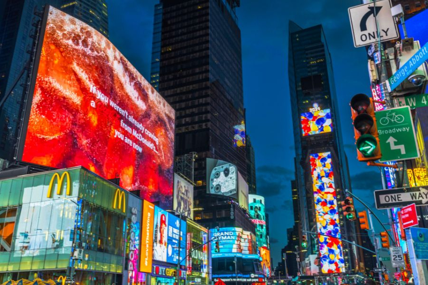 OOH campaigns focus on bold visuals, minimal text, and high recall designs. DOOH allows motion graphics, animations, and interactivity to capture attention in crowded urban spaces