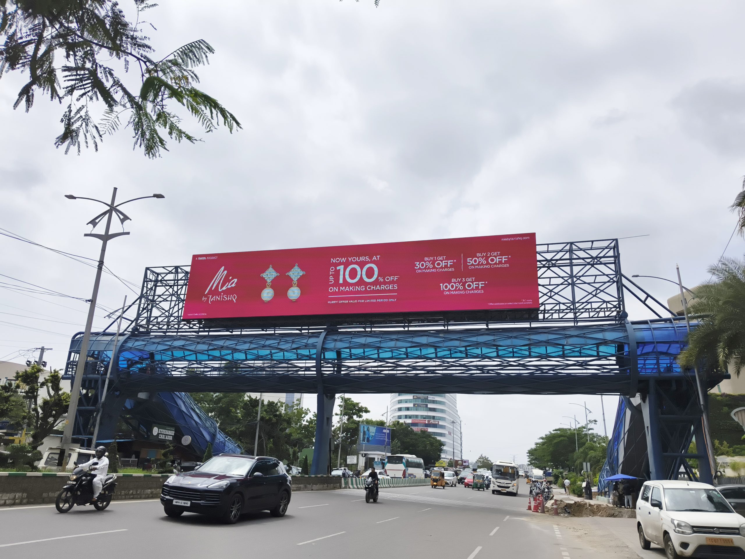 BQS vs Traditional DOOH: Choosing the Right Digital Outdoor Format in Bengaluru
