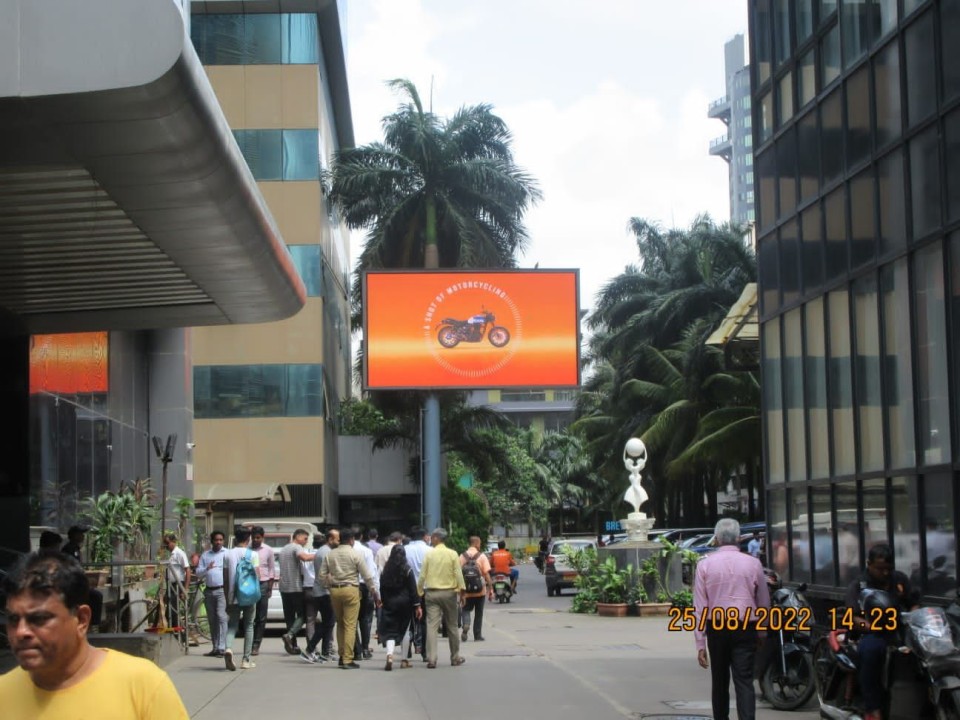 Royal Enfield – Hunter 350 DOOH in Mumbai: Urban Motorcycle Storytelling on Digital Screens