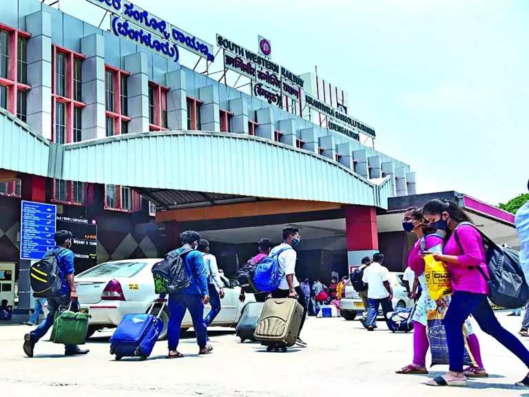 Station hoarding ads, Platform advertising India, Rail terminal branding, Passenger-targeted displays, Railway OOH media