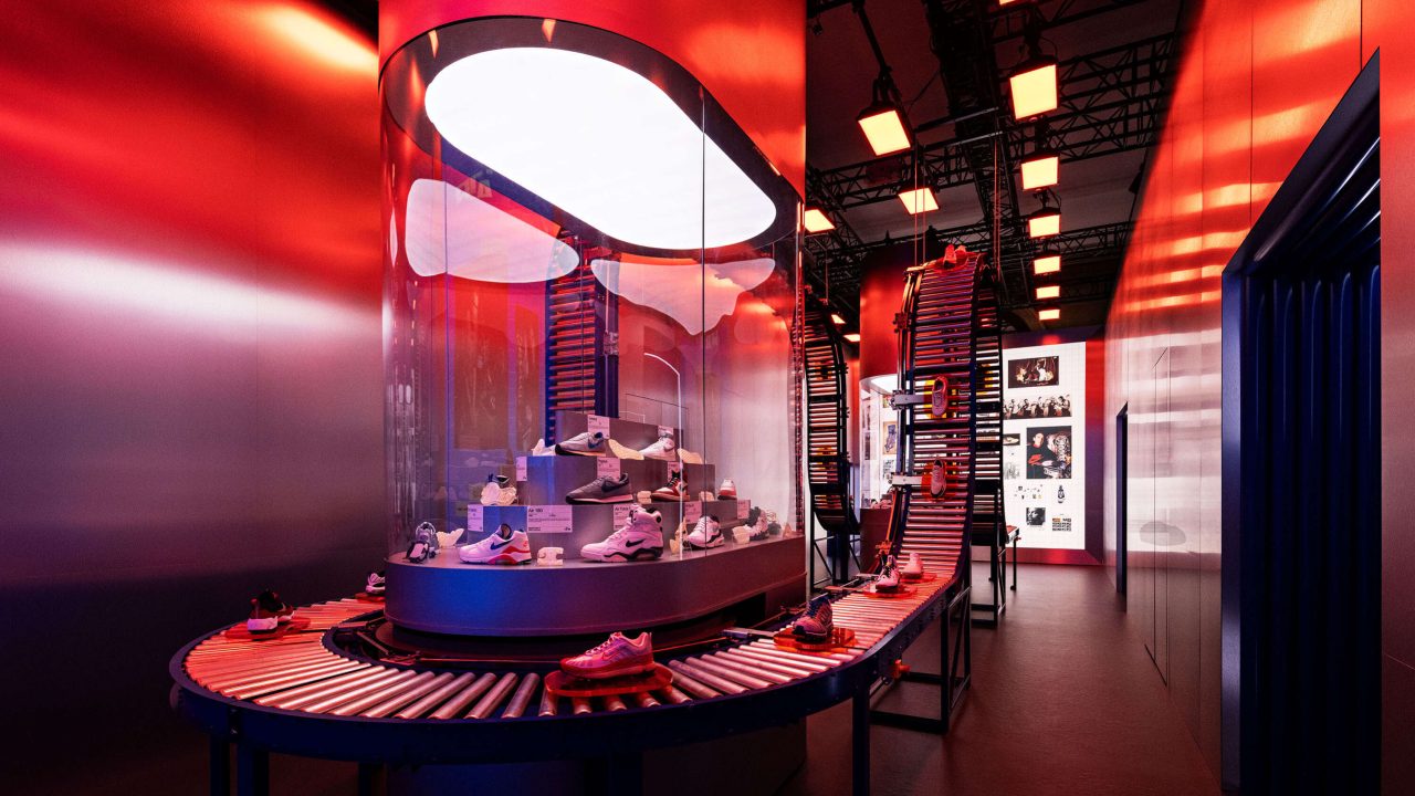 The Nike conveyor belt and carousel branding campaign at JFK stands out as a perfect fusion of form, function, and emotion. By using airport infrastructure as a branding medium, Nike turned passive spaces into moving advertisements.