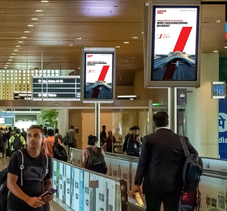 How do digital airport advertisements differ from static airport advertisements in terms of effectiveness