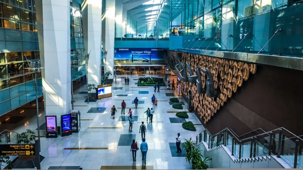 Experiential DOOH Screens at Arrival Halls, Delhi Airport create high-impact first impressions for arriving travellers.