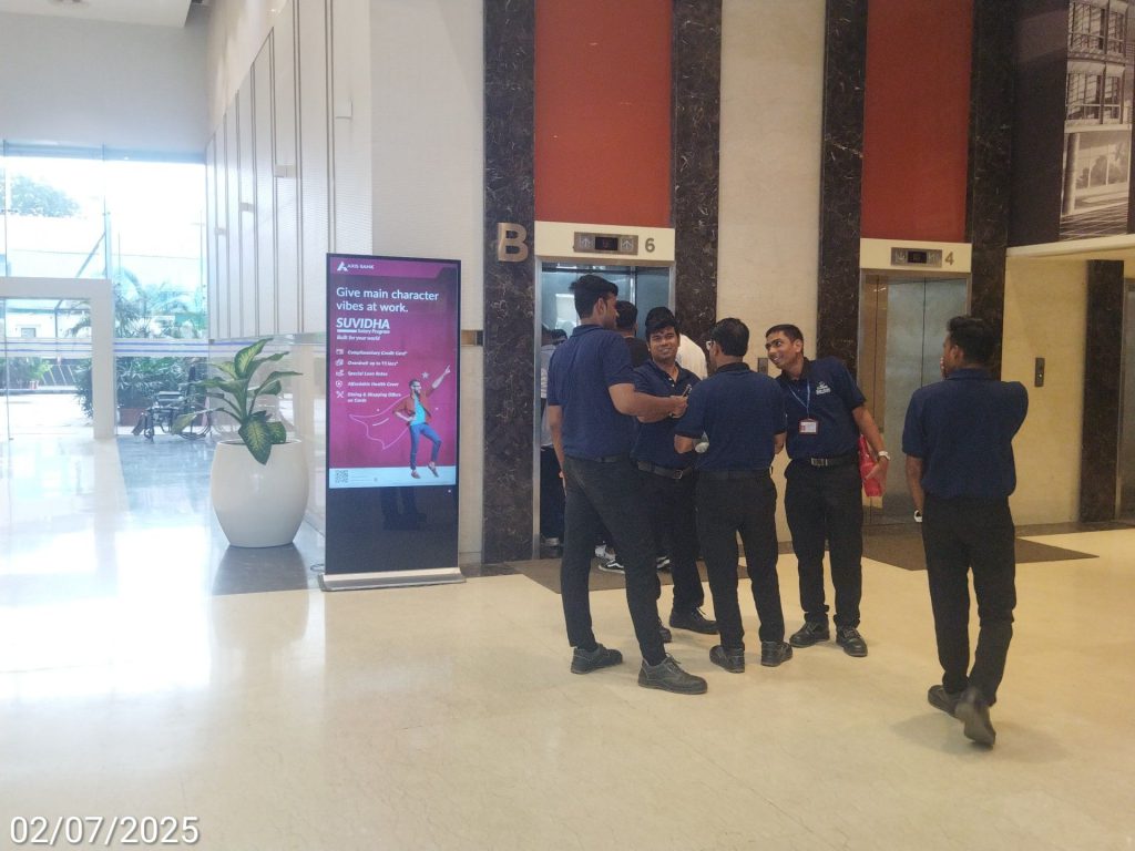 Axis Bank campaign, OOH advertising Mumbai, corporate audience targeting, outdoor branding, business hub advertising, MyHoardings, Mumbai brand promotion