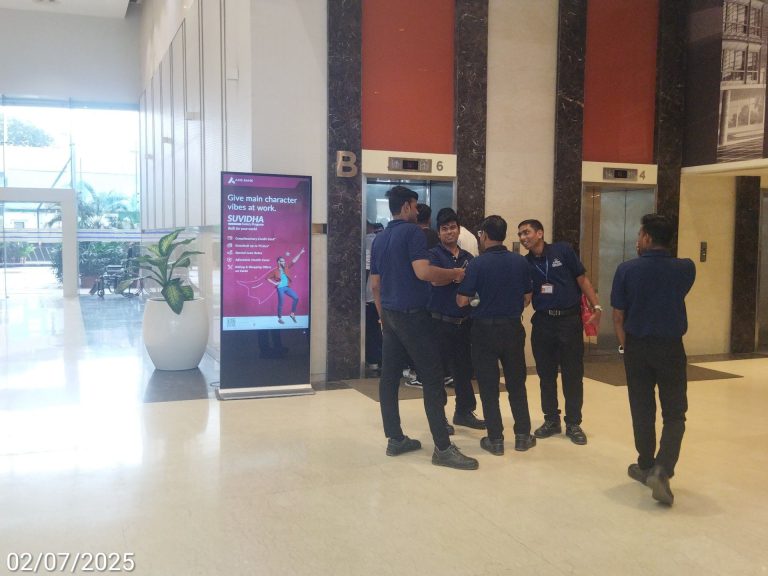 Axis Bank campaign, OOH advertising Mumbai, corporate audience targeting, outdoor branding, business hub advertising, MyHoardings, Mumbai brand promotion