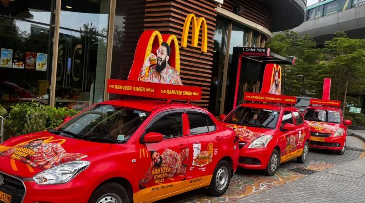 Blinkit Maybelline campaign, OOH advertising India, brand collaboration, witty outdoor marketing, beauty brand promotion, MyHoardings, quick commerce advertising