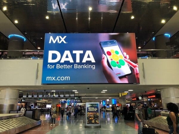 Airport Advertising vs. Highway Hoardings — Which Brings Better ROI?