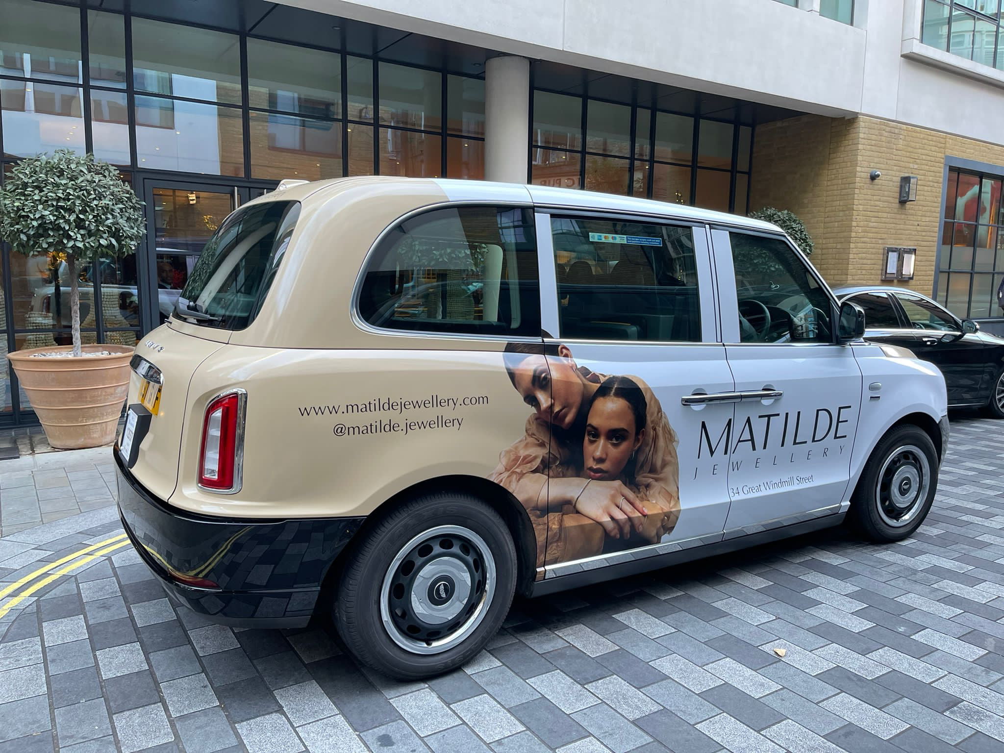 Why Brands Are Choosing Cab Wrap Advertising Over Static OOH in Traffic-Heavy Cities